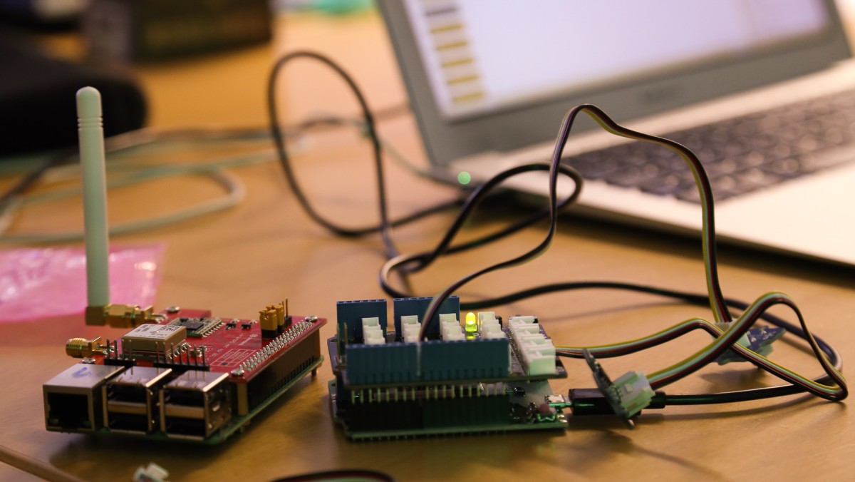 Links ein Raspberry Pi mit LoRa-Hat samt GPS-Modul – Rechts ein Arduino mit LoRa-Modul und Shield für Sensoranschlüsse. Die Arduinos können bei uns ausgeliehen werden!