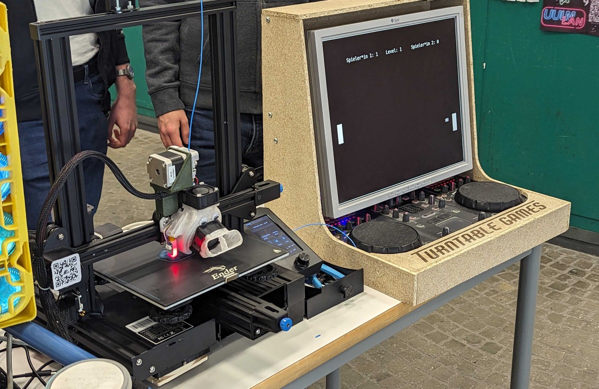 Zum Anfassen: Ein 3D-Drucker und eine bei uns in der Werkstatt gebaute Pong-Konsole, die mit einem Turntablecontroller bedient werden kann.