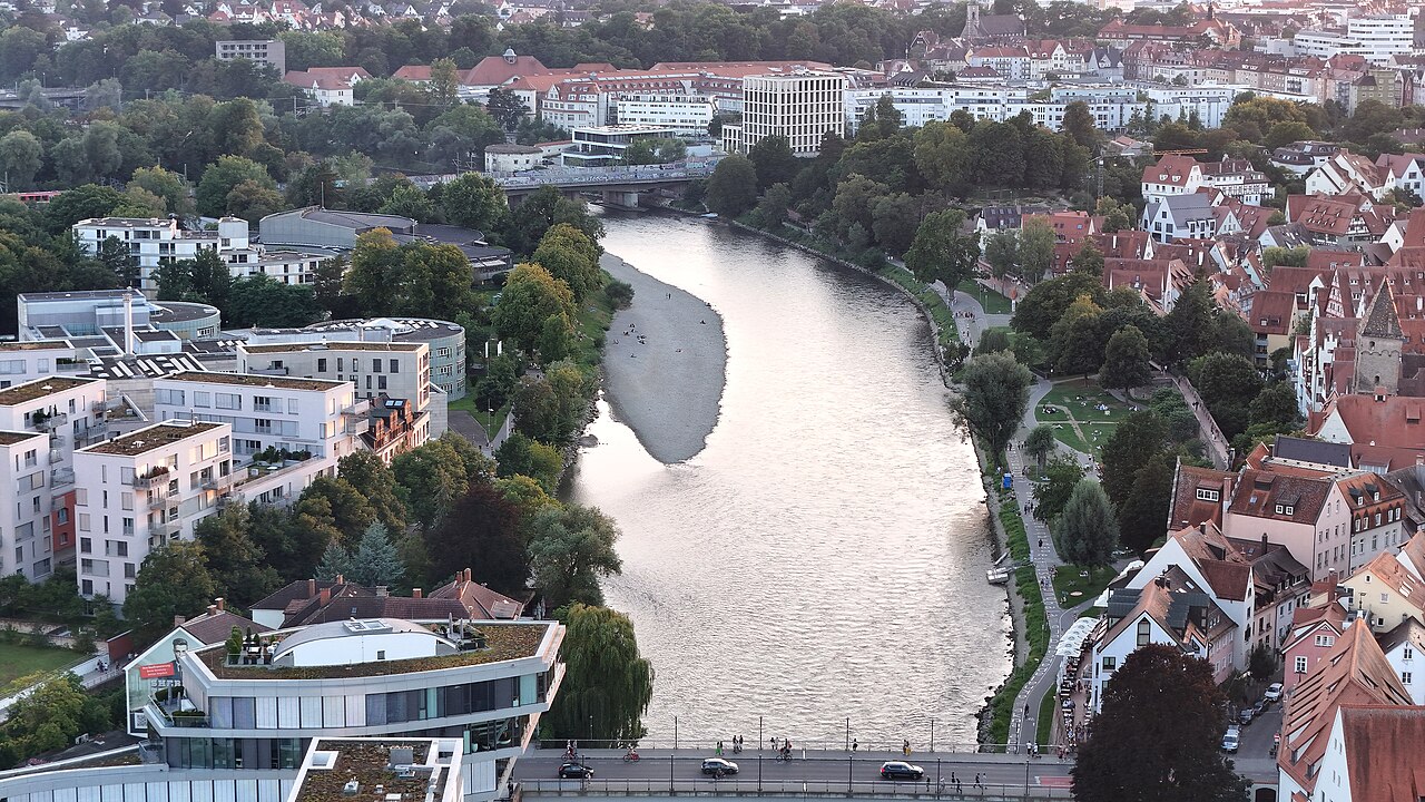 Ein Blick aus der Luft über die zeitweise Kiesbank in der Donau im letzten Abendlicht