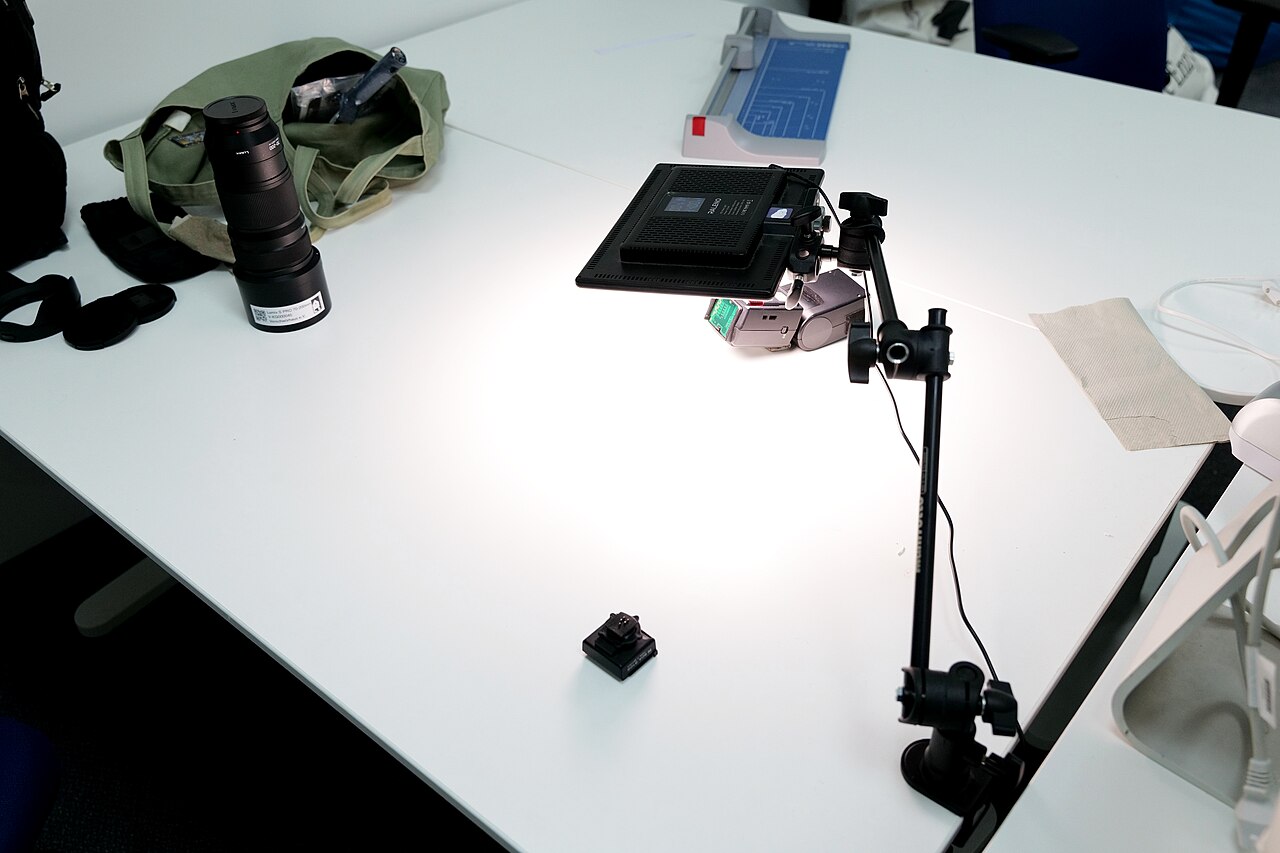 Erste Schritte Anfang 2024, eigene Objektfotos wie im Lokal K herzustellen. Wir improvisieren immer noch, aber nicht mehr so schlimm wie auf diesem Foto!