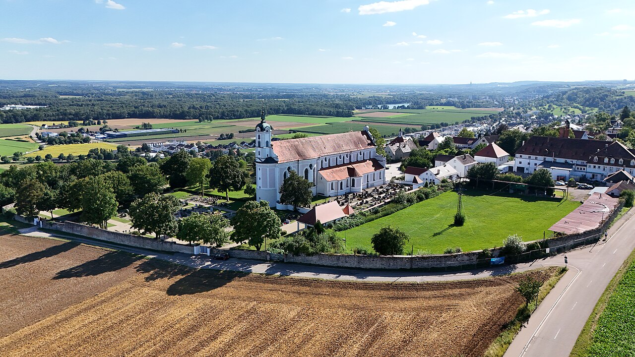 St. Peter und Paul in Oberelchingen, 2024 von looniverse mit der Hausdrohne fotografiert.