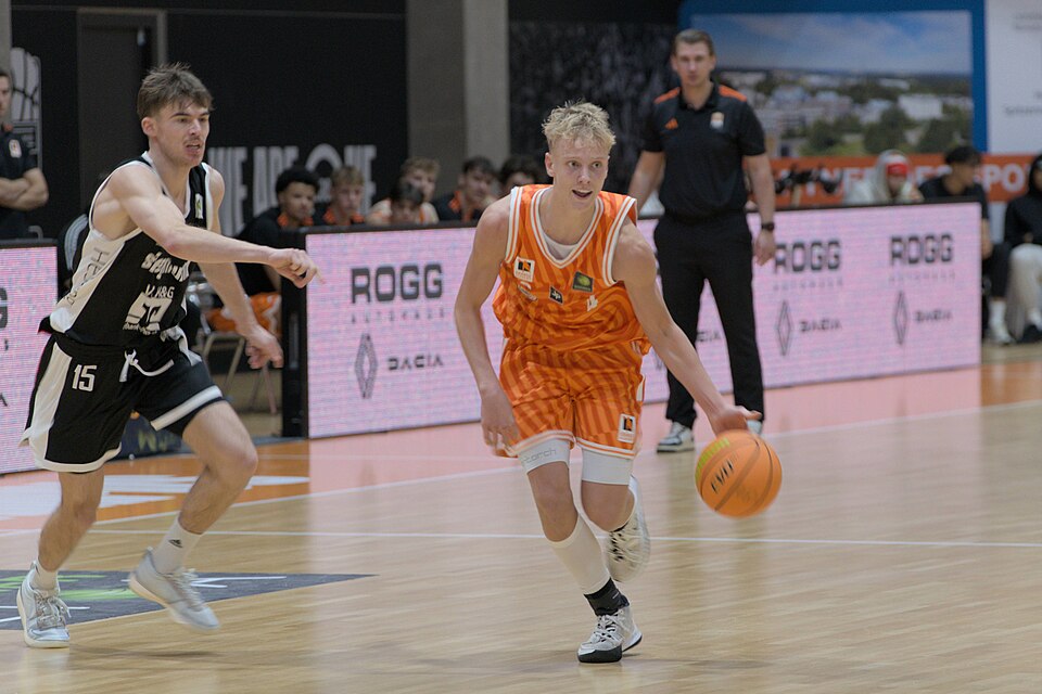 Vielleicht der nächste Nowitzki im Bild: Orange Academy gegen die BG Hessing Leitershofen - via Wiki Commons.