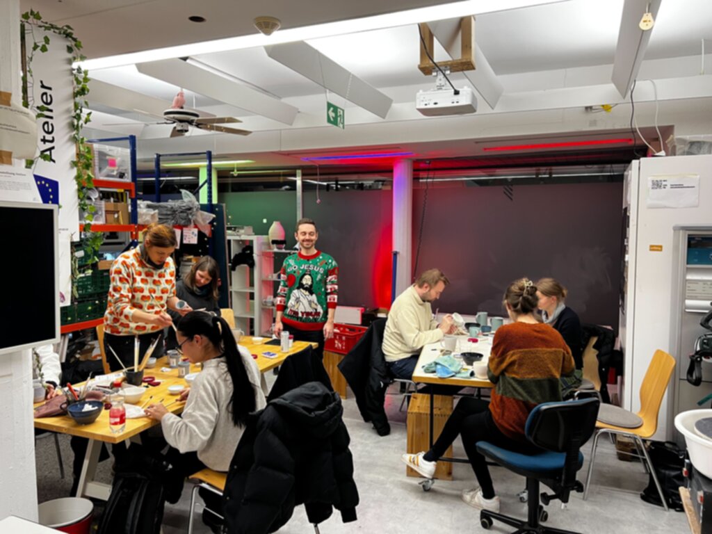 TeilnehmerInnen am GYSD Wochenende im temporärhaus. Mit starkem Pulli.
