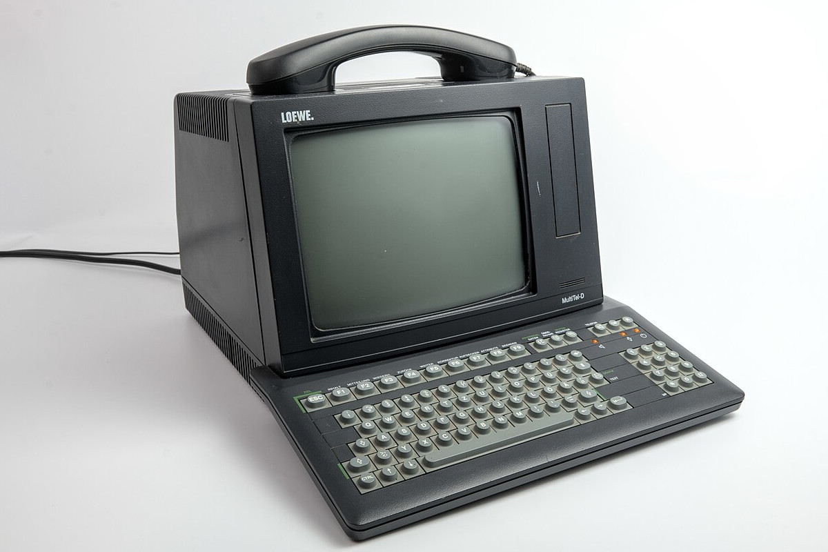Nur eins von vielen historischen Kommunikationsgeräten in unserem Fundus, die wir nach und nach für Wikimedia Commons fotografieren: Ein BTX-Terminal Multitel-D, CC BY-SA 4.0
