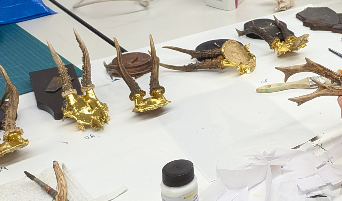 Mal ne ganz andere Deko: Dinge mit Blattgold vergolden. Geht. Eine von vielen Sachen, die man bei uns lernen kann.