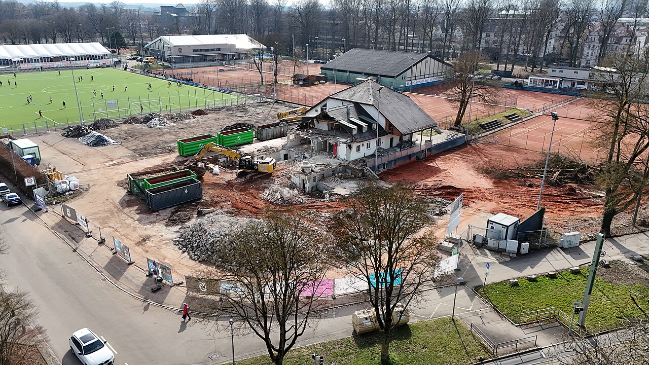 Die Jahnhalle war Ende Februar bereits dem Erdboden gleich gemacht, nur noch Reste der ehemaligen Gastwirtschaft sind zu sehen. via Wikimedia Commons, CC BY-SA 4.0